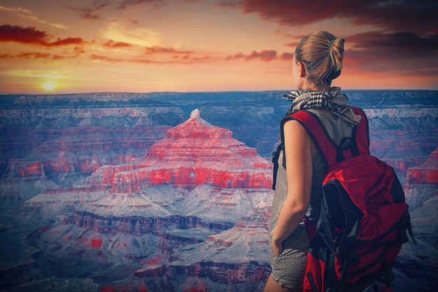 Frau reist zum Grand Canyon