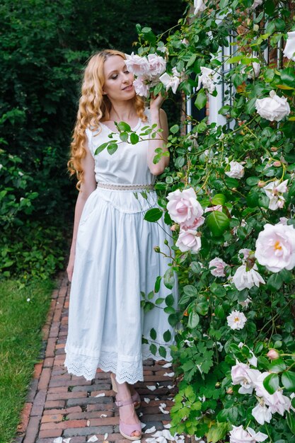 Frau riecht und genießt schöne Rosen