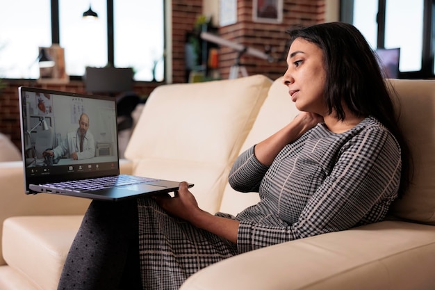 Frau ruft Arzt per Videoanruf Telemedizin an und spricht über Gesundheitsbehandlung per Videokonferenz und Telemedizin. Treffen auf Remote-Telefonkonferenz mit Arzt, Online-Termin.