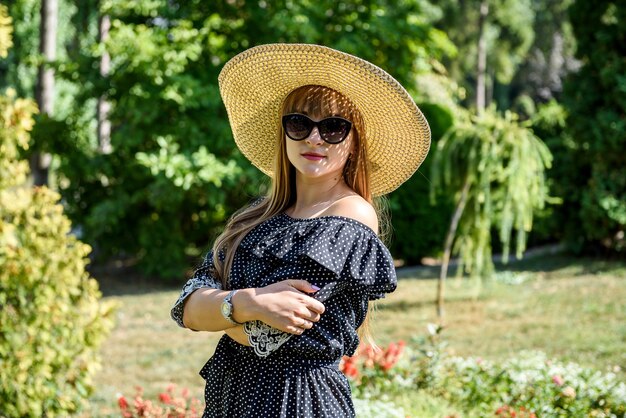 Frau ruhen und genießen Sie Zeit im Sommer, Natur