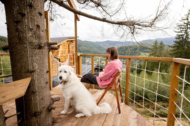 Frau ruht auf der Terrasse in den Bergen