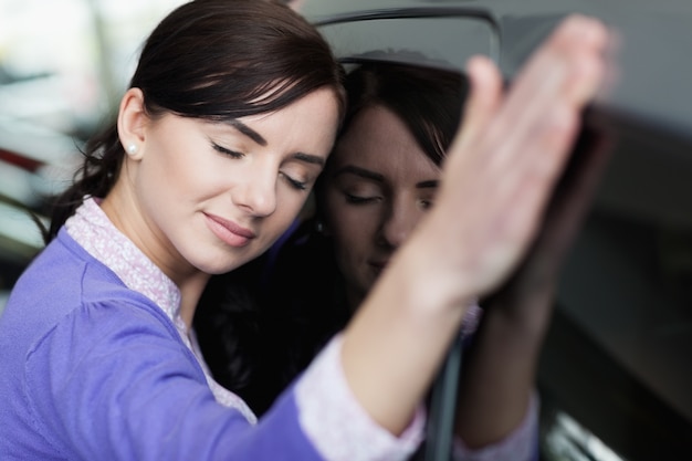 Frau ruht auf einem Auto