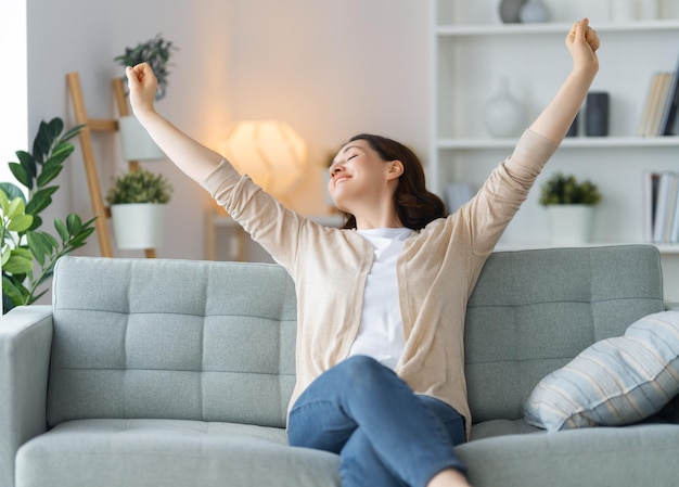 Frau ruht auf einem Sofa