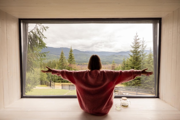 Foto frau ruht im haus in den bergen