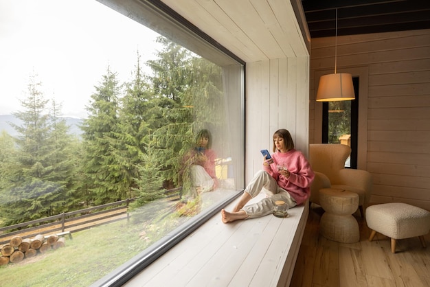 Frau ruht im Haus mit malerischem Blick auf die Berge