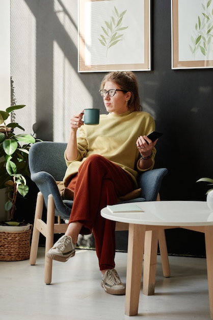 Frau ruht mit Tasse Kaffee