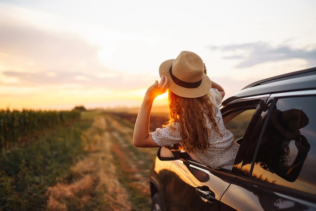 Frau ruht sich aus und genießt den Sonnenuntergang im Auto Sommerreise Lifestyle Reisen Tourismus aktives Leben