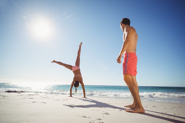 Frau Salto am Strand durchführen