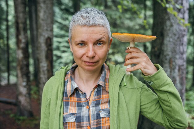 Frau sammelt Pilze im Wald Porträt mit Fliegen Agaric