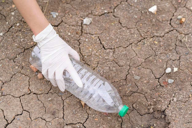 Frau sammelt Recycling-Müll auf ökologisch nachhaltigem Bodenkonzept