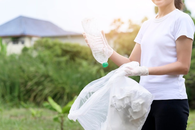 Frau sammelt Recycling-Müll auf ökologisch nachhaltigem Bodenkonzept