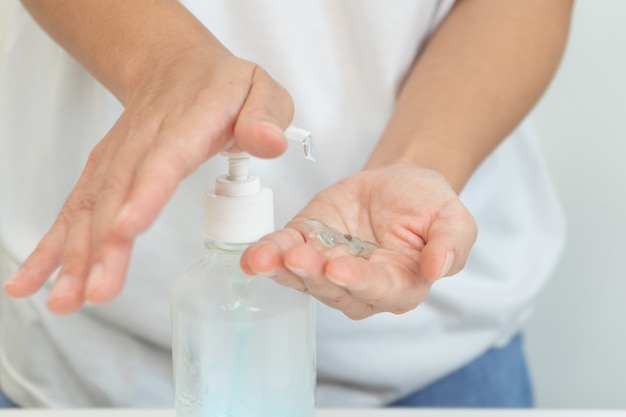 Frau saubere Hand mit Alkoholgel