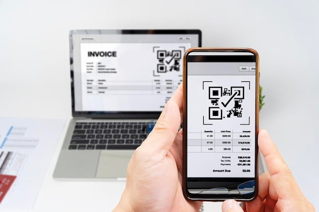 Frau scannt QR-Code von einer Rechnung, um mit einem schnellen, sicheren Zahlungssystem und einem Smartphone-Code-Lesegerät zu bezahlen Geschäftsfrau bezahlt Rechnungen mit Express-Zahlungstechnologie