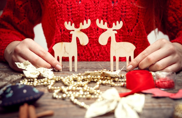 Frau schaffen stilvolle Weihnachtsgeschenke