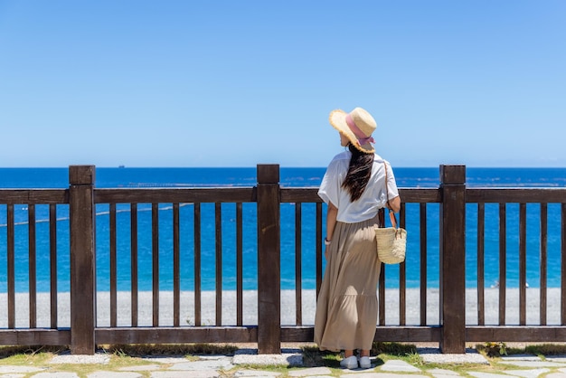 Frau, schau auf das blaue Meer.