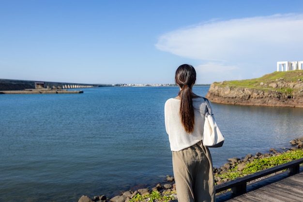 Frau schaut auf den Meerblick in Penghu in Taiwan