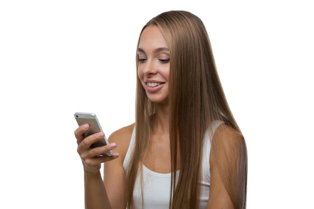 Frau schaut auf den Smartphone-Bildschirm und lächelt