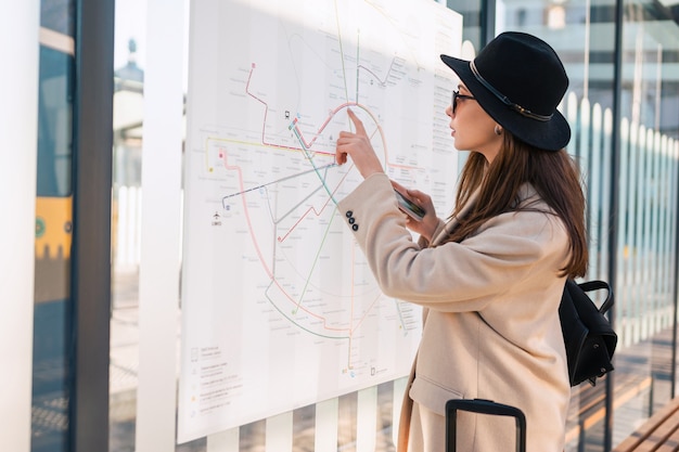 Frau schaut auf den Stadtplan