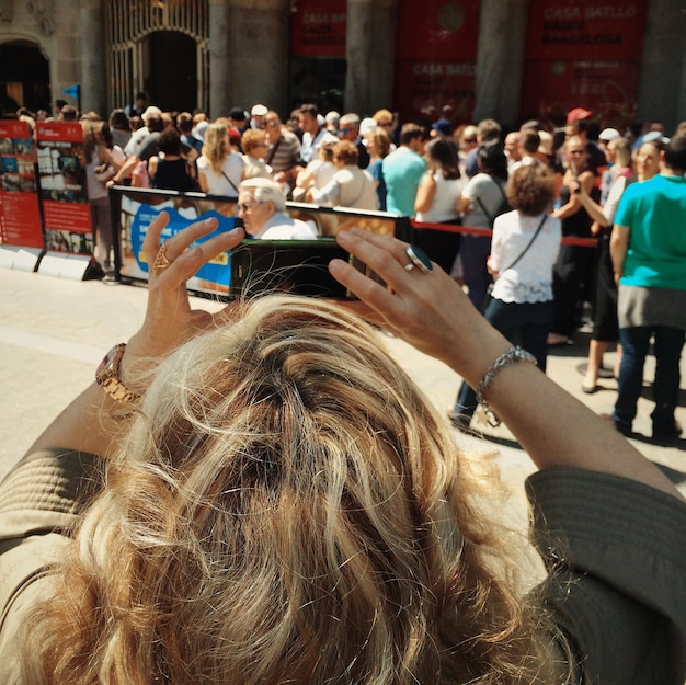 Foto frau schaut auf die stadtstraße