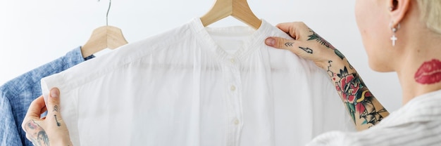 Frau schaut auf ein weißes Hemd