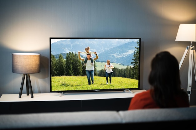 Frau schaut sich einen Fernsehfilm an