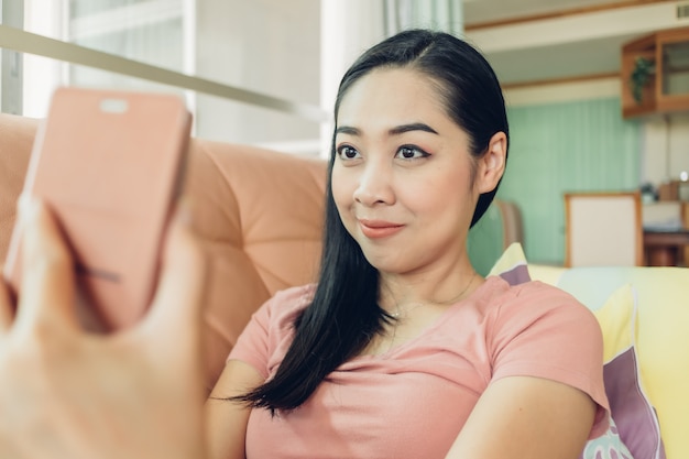 Frau schießt Selfie mit ihrem Smartphone.