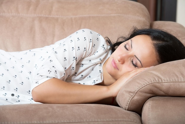 Frau schläft auf der Couch