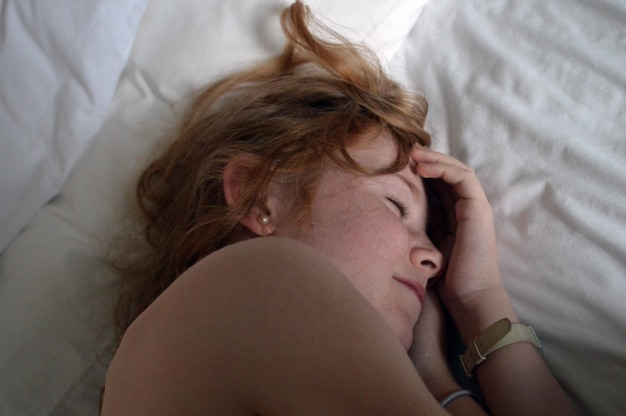 Frau schläft zu Hause im Bett