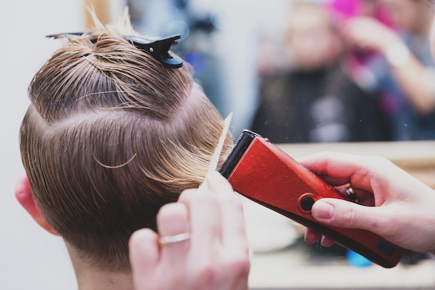 Frau schneidet sich beim Friseur die Haare