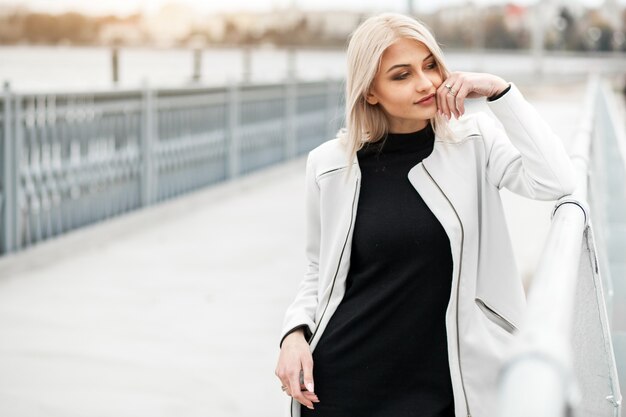 Frau schöne Wanderung Sommer Mode