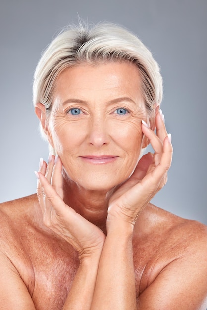 Frau Schönheit und Anti-Aging-Kosmetik Hautpflegebehandlung für Falten mit organischem Make-up-Reiniger, natürliches Gesicht und Kollagenprodukt Porträt der Senior-Gesichtsbehandlung und grauer Studiohintergrund