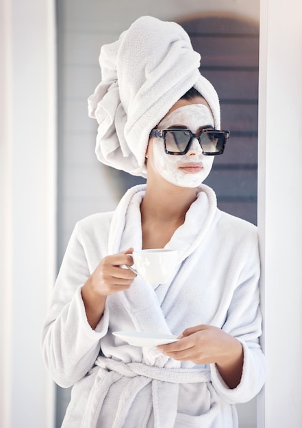 Frau Schönheit und Hautpflege Maske Tee und Sonnenbrille im Luxus-Spa-Hotel und Gesichtsmaske beim Entspannen im Freien Junge weibliche Bademantel und Gesichts-Outdoor-Kosmetik und Hautpflege mit Gesichts-Wellness