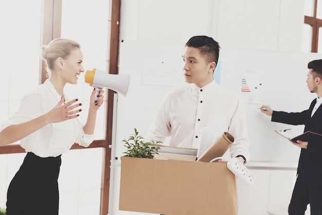 Foto frau schreit im megaphon auf mitarbeiter.