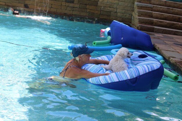 Foto frau schwimmt im pool