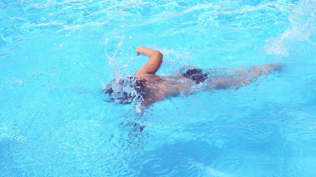 Foto frau schwimmt im schwimmbad