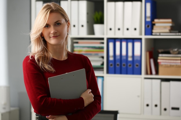 Frau Sekretärin hält Dokumente im Büro