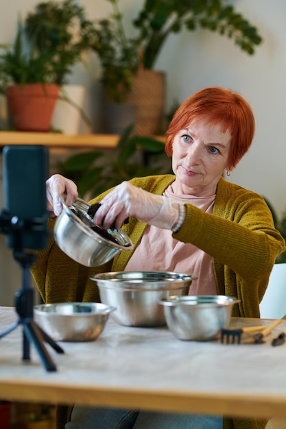 Foto frau sendet live über gartenarbeit