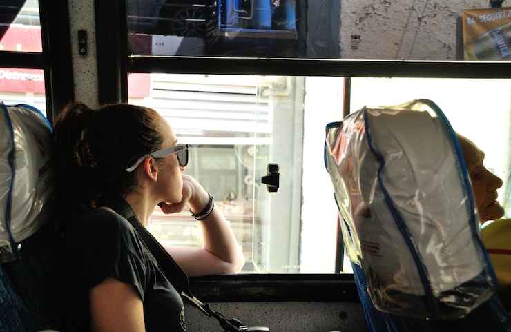 Foto frau sieht durch das fenster, während sie im bus sitzt