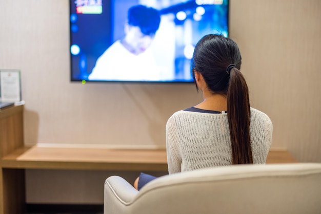 Frau sieht zu Hause Fernsehen