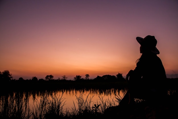 Frau Silhouette auf Sonnenuntergang