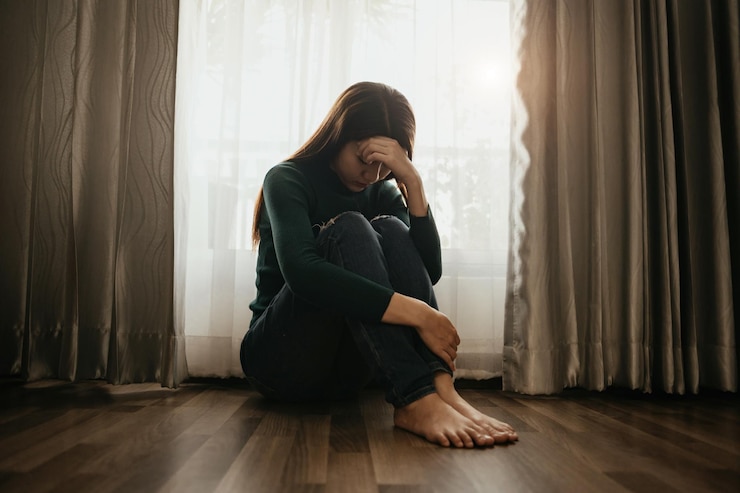 Frau sitzen Depression Stehen am Fenster und Angst Textfreiraum xA