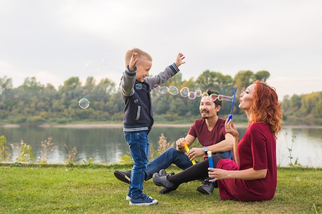 Foto frau sitzt am see