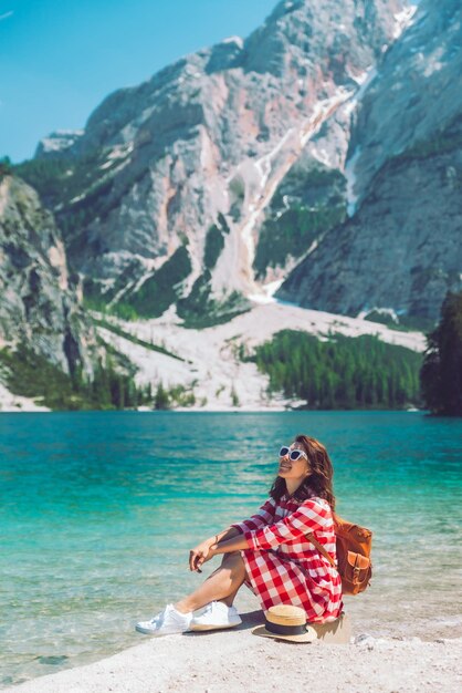 Frau sitzt am Strand der Bergsee-Sommersaison