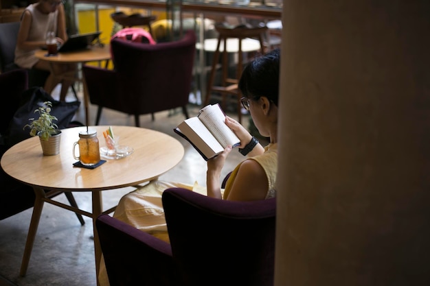 Frau sitzt am Tisch im Café