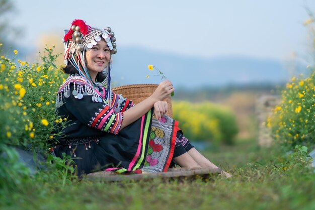 Foto frau sitzt auf dem feld