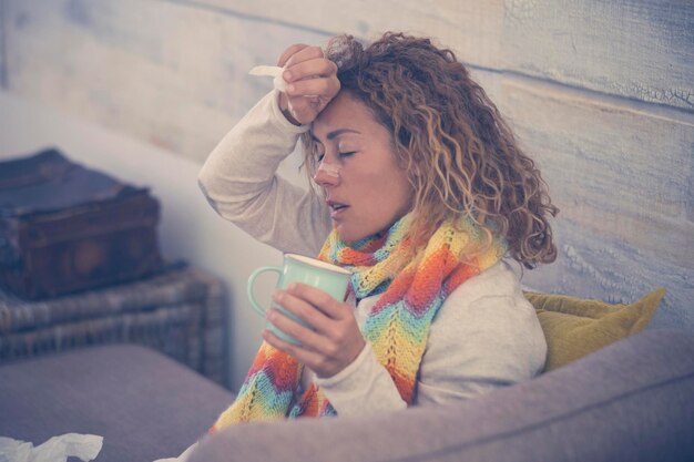 Foto frau sitzt auf dem sofa und benutzt ein mobiltelefon