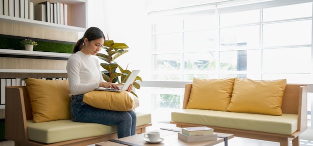 Frau sitzt auf dem Sofa