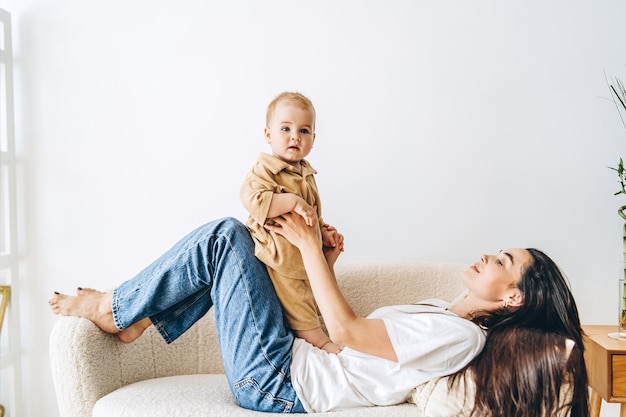 Frau sitzt auf der Couch und hält ein Baby