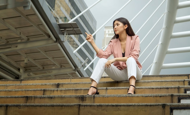 Frau sitzt auf Treppen