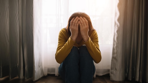 Frau sitzt Depression Stehen am Fenster und Angst Platz kopieren xAxA